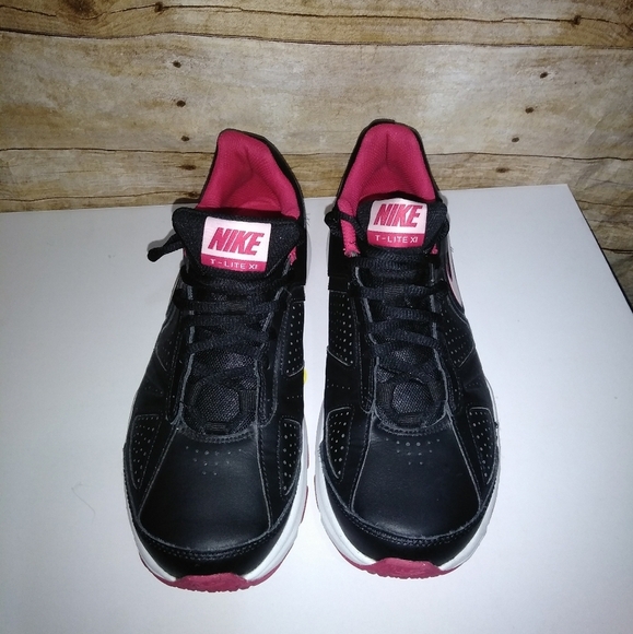 Nike T-Lite XL back and Pink athletic sneaker - Picture 1 of 7